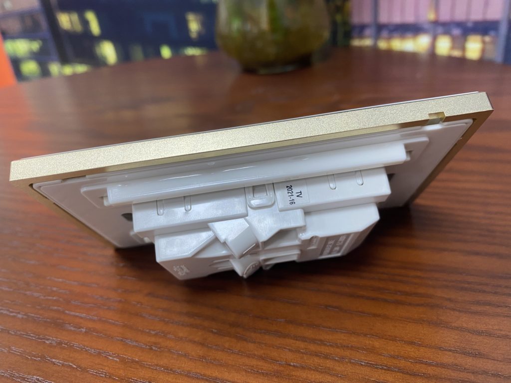 cong-tac-thuong-mat-kinh-heras-1