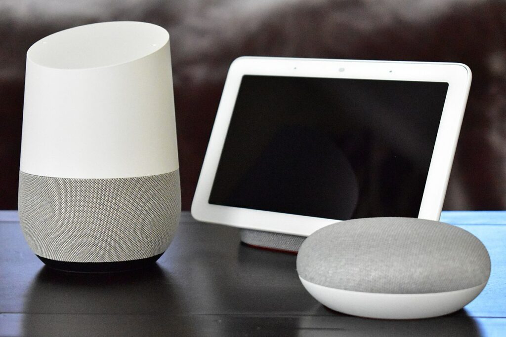 Google_Home_with_Home_Hub_and_Home_Mini_on_table-1